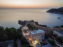 Terra Petra Villa - The Seafront Retreat