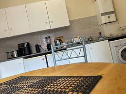 Stylish 1-bed Apt - Sleeps 4 - Parking - Wifi