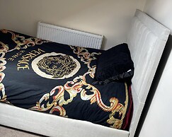 Stylish 1-bed Apt - Sleeps 4 - Parking - Wifi