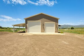 5 Mi to Devil Creek Reservoir: Idaho Farmhouse!