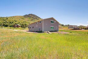 5 Mi to Devil Creek Reservoir: Idaho Farmhouse!