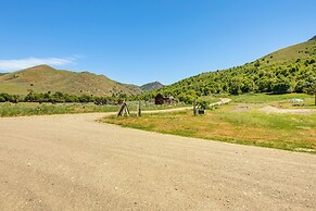 5 Mi to Devil Creek Reservoir: Idaho Farmhouse!