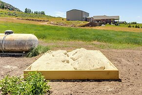 5 Mi to Devil Creek Reservoir: Idaho Farmhouse!