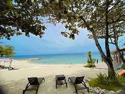 Mactan Newtown Family 2 Bedroom with Balcony free wifi and pool access