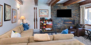 2 Bedroom Condo in Lionshead Village - Walk to Lifts