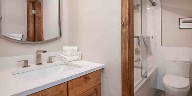 2 Bedroom Condo in Lionshead Village - Walk to Lifts