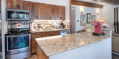 2 Bedroom Condo in Lionshead Village - Walk to Lifts