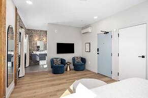 BlueJay Hotel