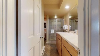 2 Bedroom Condo in Lionshead Village - Walk to Slopes, Onsite Pool