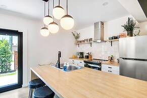 4BR Sleeps 10 Pet Friendly w/ Bbq!