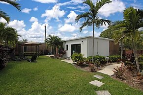 4BR Sleeps 10 Pet Friendly w/ Bbq!