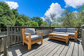 Modern Decor Walkable to Soco