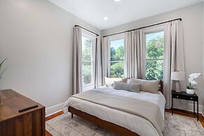 Modern Decor Walkable to Soco