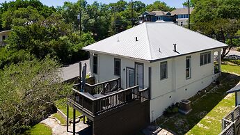 Modern Decor Walkable to Soco