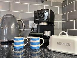 Stylish Tasteful 2bed 2bath Central Townhouse