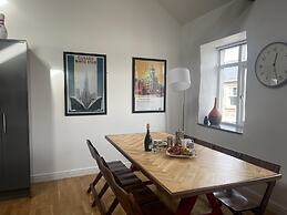 Stylish Tasteful 2bed 2bath Central Townhouse