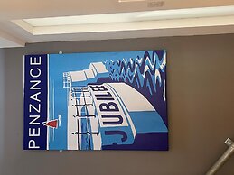 Stylish Tasteful 2bed 2bath Central Townhouse