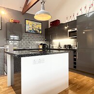 Stylish Tasteful 2bed 2bath Central Townhouse