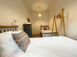 Stylish Tasteful 2bed 2bath Central Townhouse