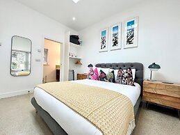 The Vicarage Newlyn 1 Bed River View Parking