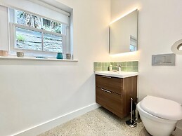 The Vicarage Newlyn 1 Bed River View Parking