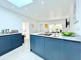 The Vicarage Newlyn 1 Bed River View Parking