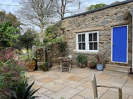 The Vicarage Newlyn 1 Bed River View Parking