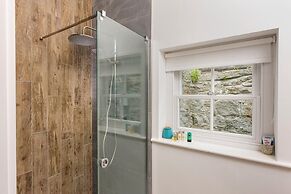 The Vicarage Newlyn 1 Bed River View Parking