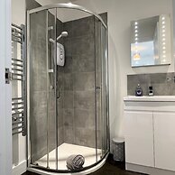 Stunning Town Centre Penthouse w Sea Views