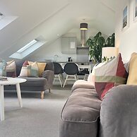 Stunning Town Centre Penthouse w Sea Views