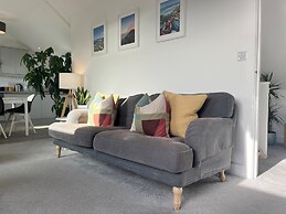 Stunning Town Centre Penthouse w Sea Views