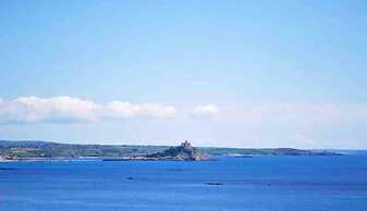 Stunning Town Centre Penthouse w Sea Views