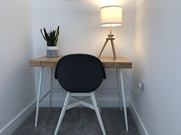 Stunning Town Centre Penthouse w Sea Views