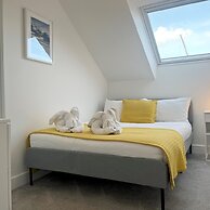 Stunning Town Centre Penthouse w Sea Views