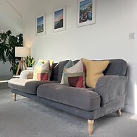 Stunning Town Centre Penthouse w Sea Views