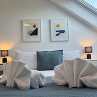 Stunning Town Centre Penthouse w Sea Views