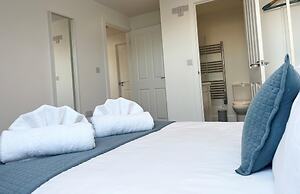 Stunning Town Centre Penthouse w Sea Views