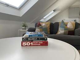 Stunning Town Centre Penthouse w Sea Views