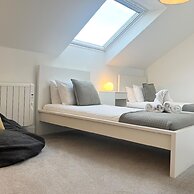 Stunning Town Centre Penthouse w Sea Views