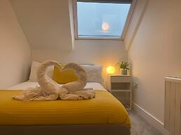 Stunning Town Centre Penthouse w Sea Views