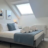 Stunning Town Centre Penthouse w Sea Views