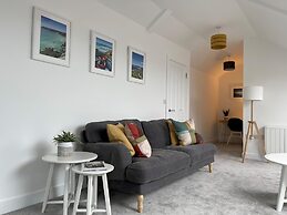 Stunning Town Centre Penthouse w Sea Views