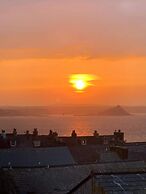 Stunning Town Centre Penthouse w Sea Views