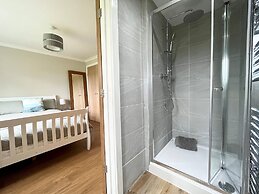 Gorgeous Spacious Bungalow Serene Garden Parking