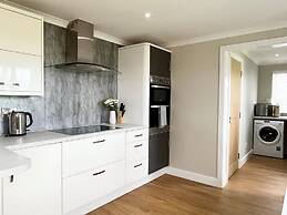 Gorgeous Spacious Bungalow Serene Garden Parking