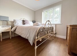 Gorgeous Spacious Bungalow Serene Garden Parking