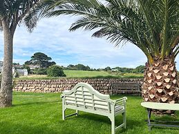 Gorgeous Spacious Bungalow Serene Garden Parking