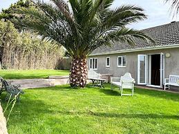 Gorgeous Spacious Bungalow Serene Garden Parking