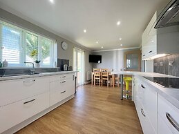 Gorgeous Spacious Bungalow Serene Garden Parking