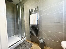 Gorgeous Spacious Bungalow Serene Garden Parking